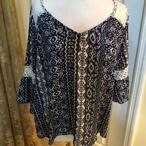 Women’s Rue 21 Navy and Cream Blouse size Large